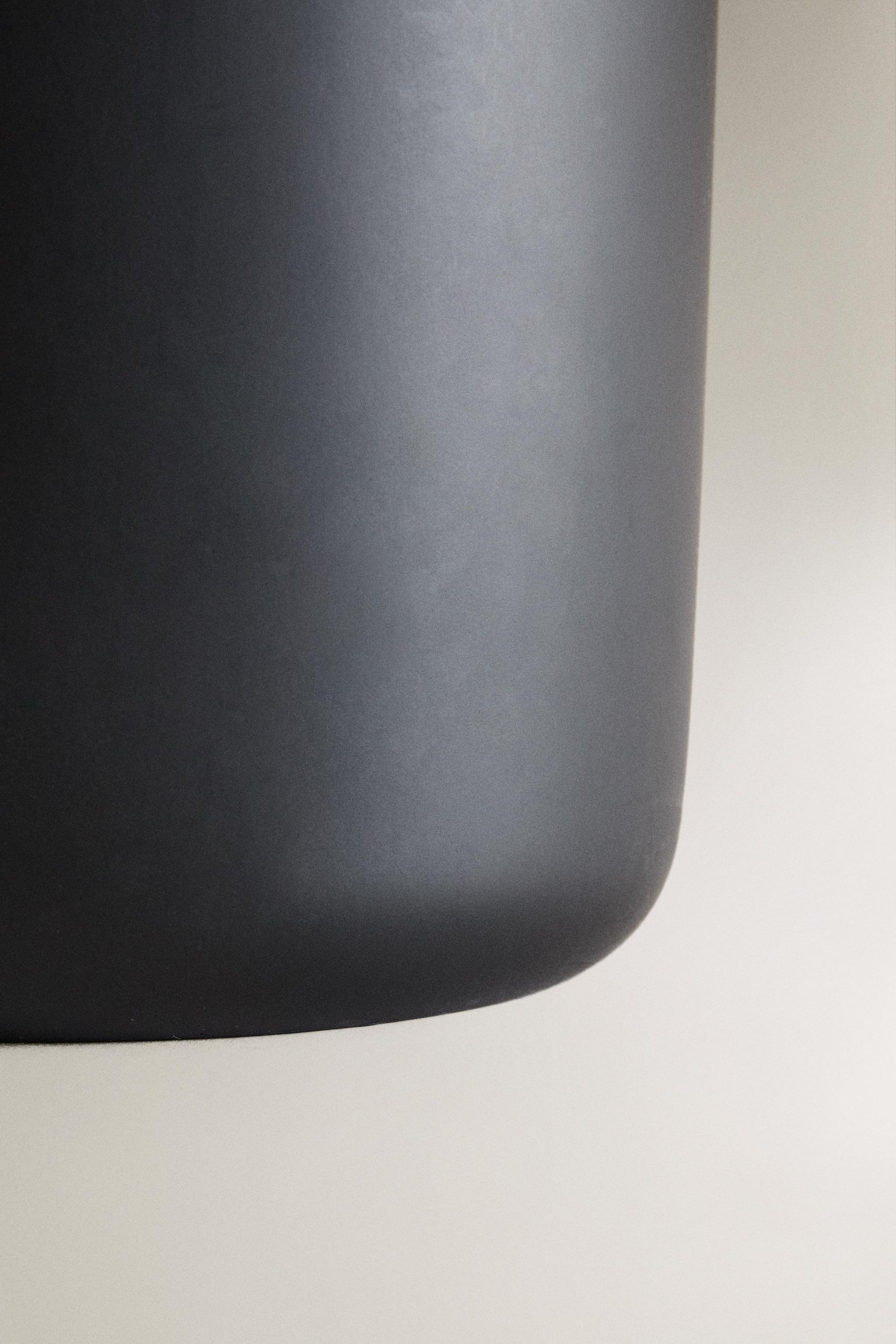 BLACK RESIN BATHROOM TRASH CAN WITH LID